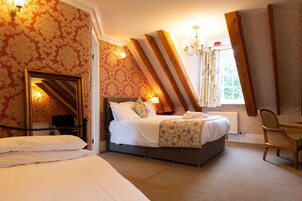 Ropa de cama de alta calidad y caja de seguridad en la habitación 