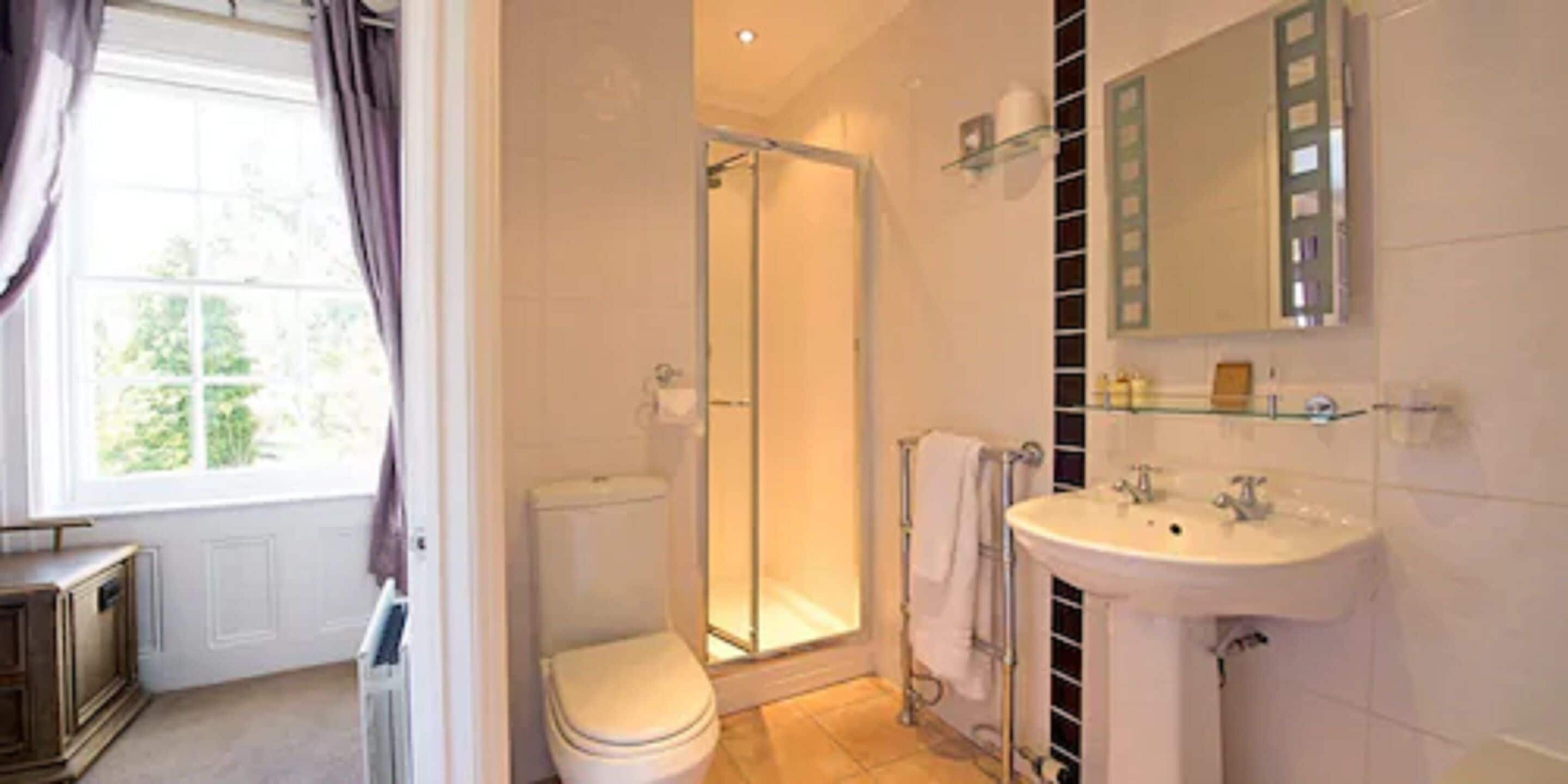 deluxe double room | bathroom | free toiletries