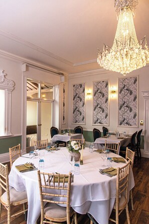 Breakfast and dinner served - Woodlands Lodge Hotel (Southampton)