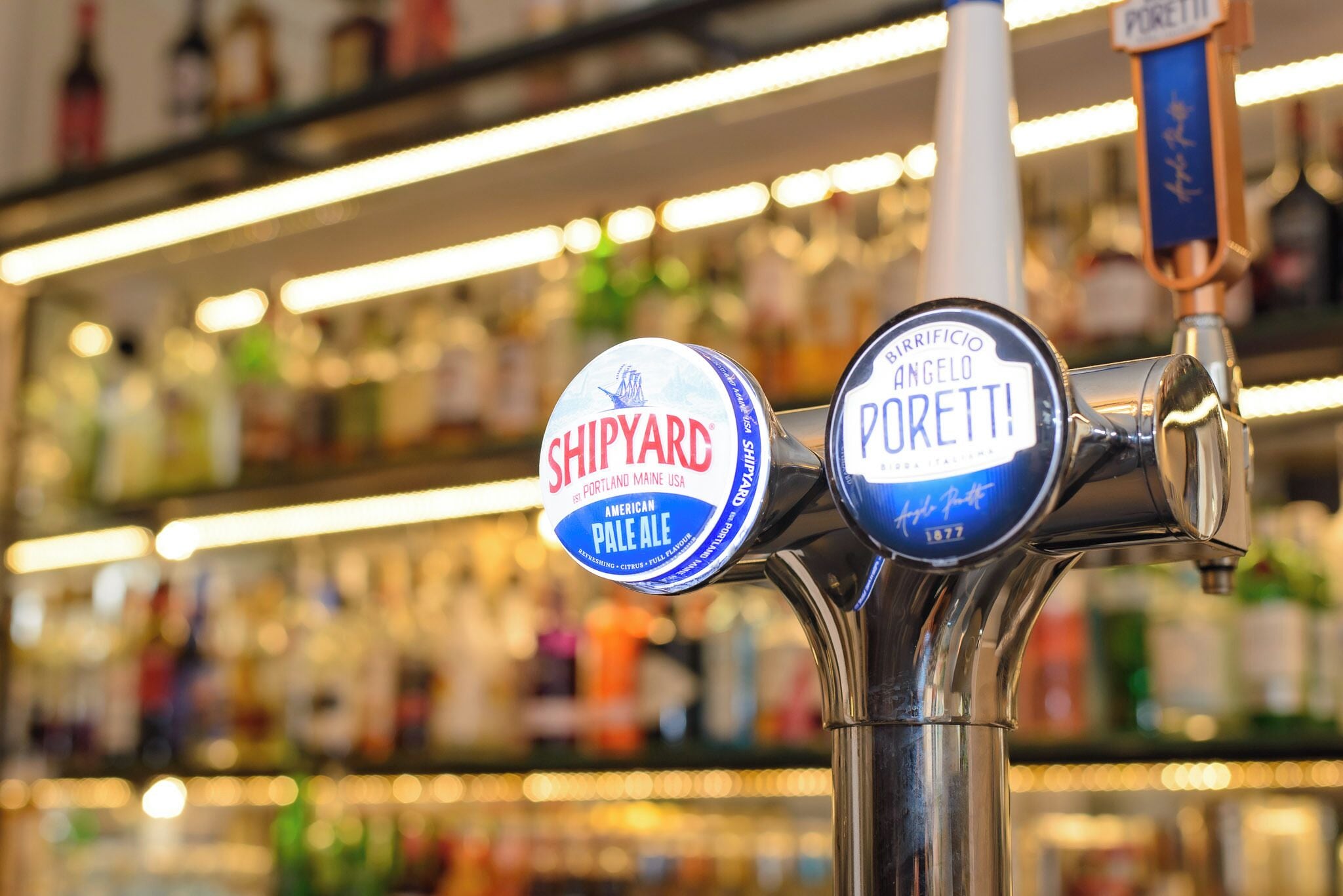 Grifo de bar con etiquetas para Shipyard American Pale Ale y Angelo Poretti.