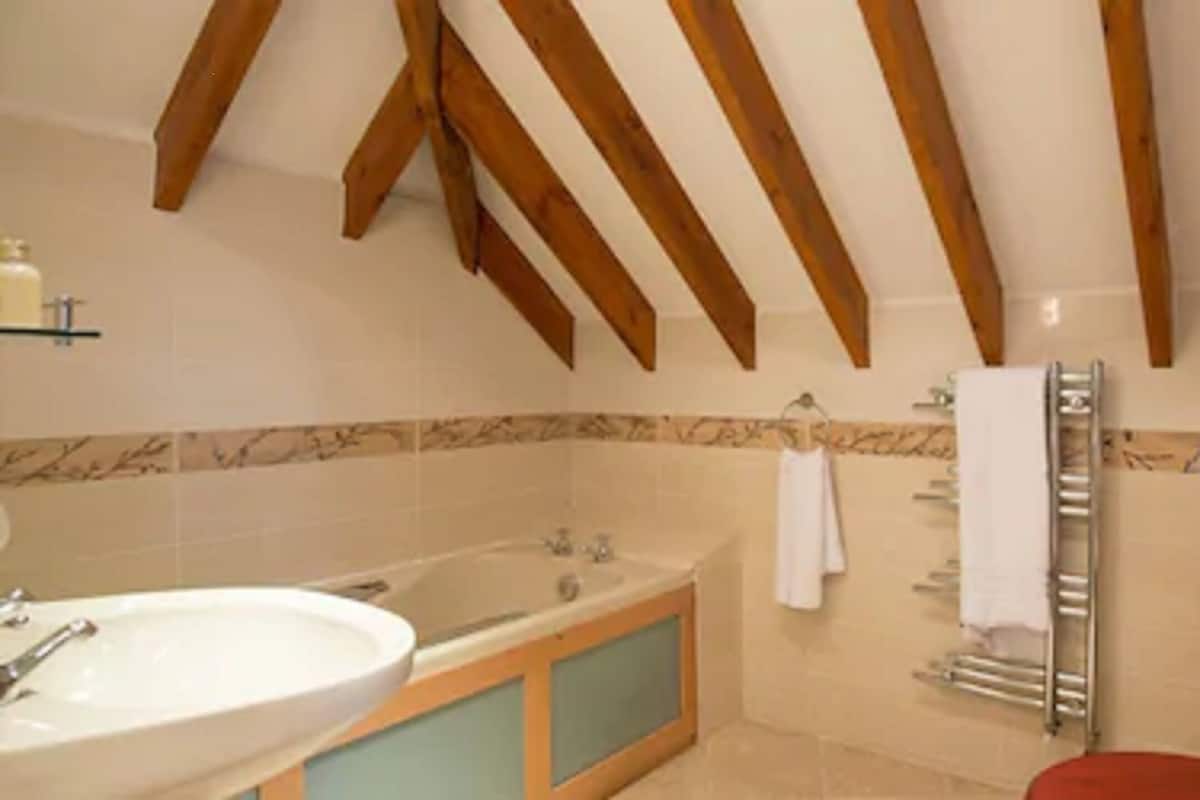 deluxe family room | bathroom | free toiletries