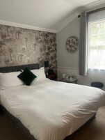 Ropa de cama de alta calidad y caja de seguridad en la habitación 