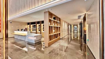 2 bars/lounges