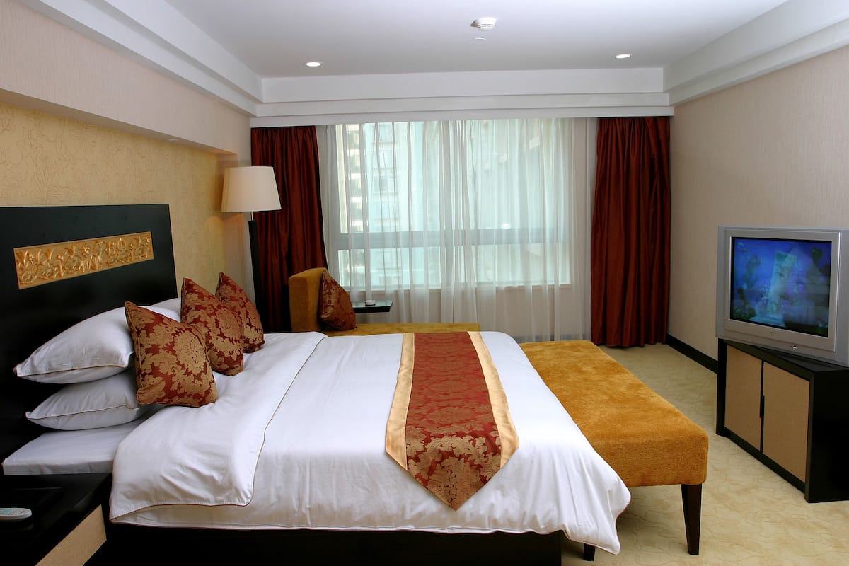 Deluxe Suite (1 King Bed) | 1 bedroom, in-room safe, blackout curtains, soundproofing