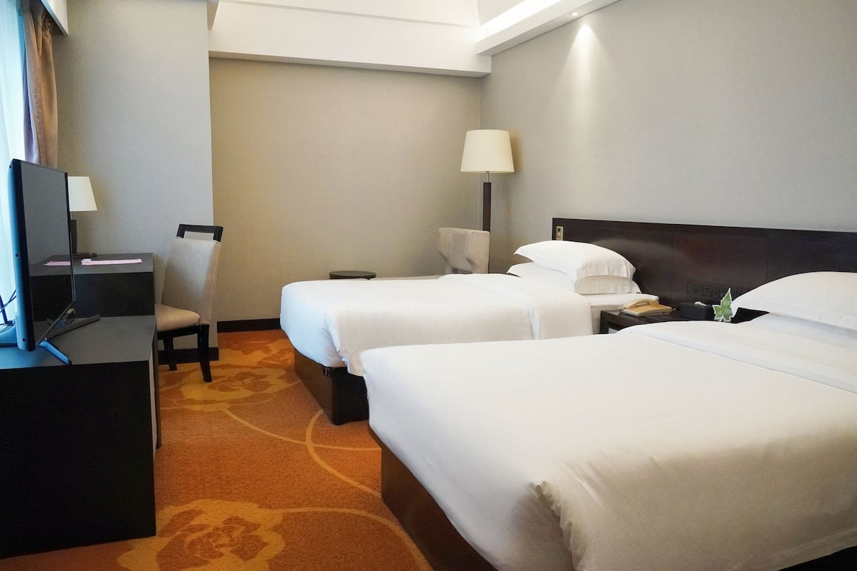 Standard Room (2 Twin Beds) | 1 bedroom, in-room safe, blackout curtains, soundproofing