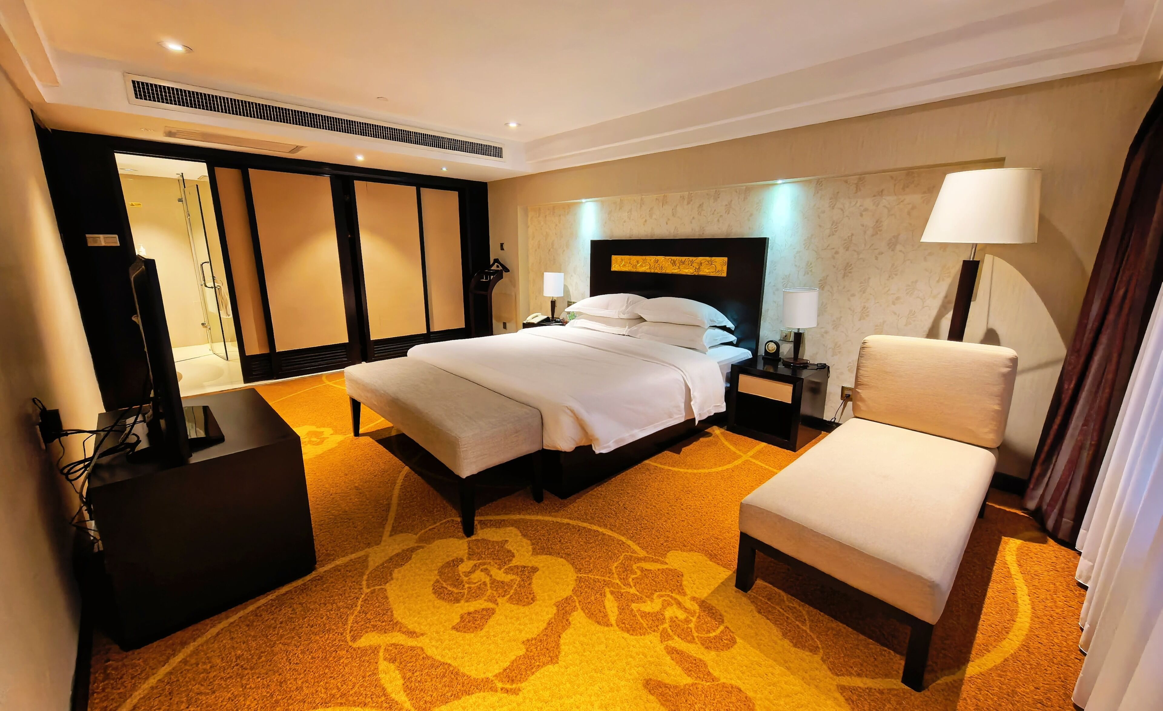 Deluxe Suite (1 King Bed)