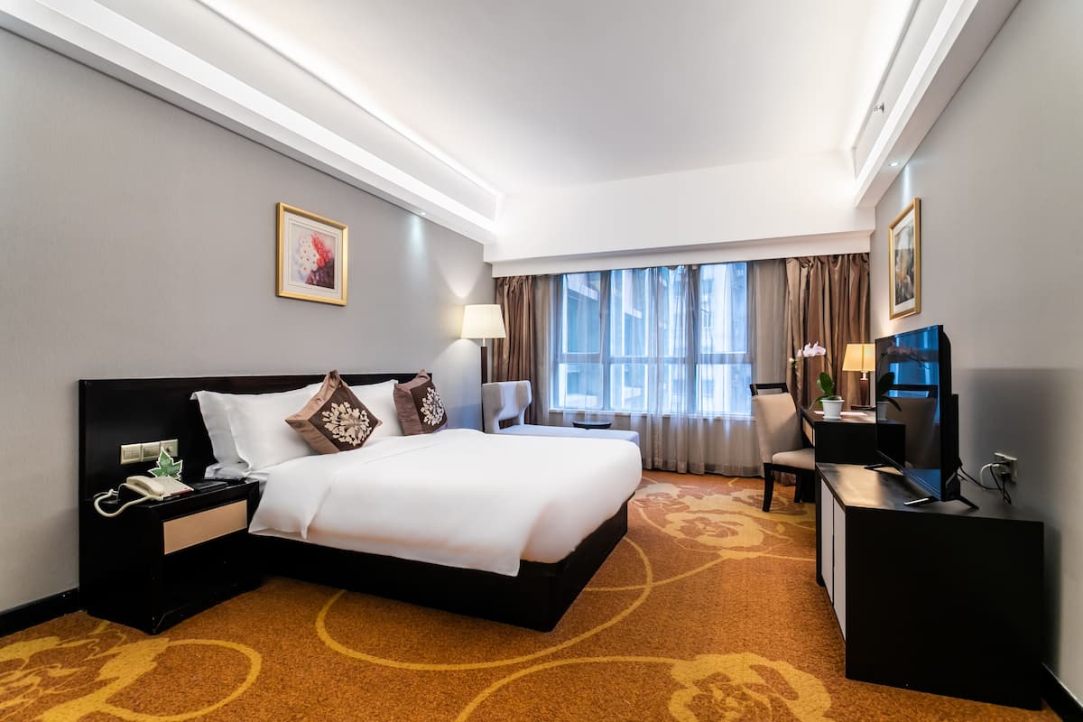 Deluxe King Room (1 King Bed) | 1 bedroom, in-room safe, blackout curtains, soundproofing
