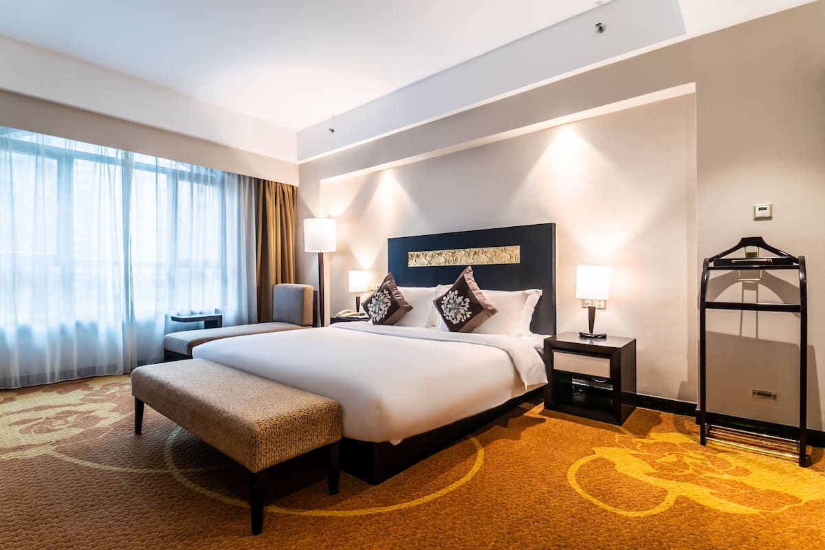 Business Suite (1 King Bed) | 1 bedroom, in-room safe, blackout curtains, soundproofing