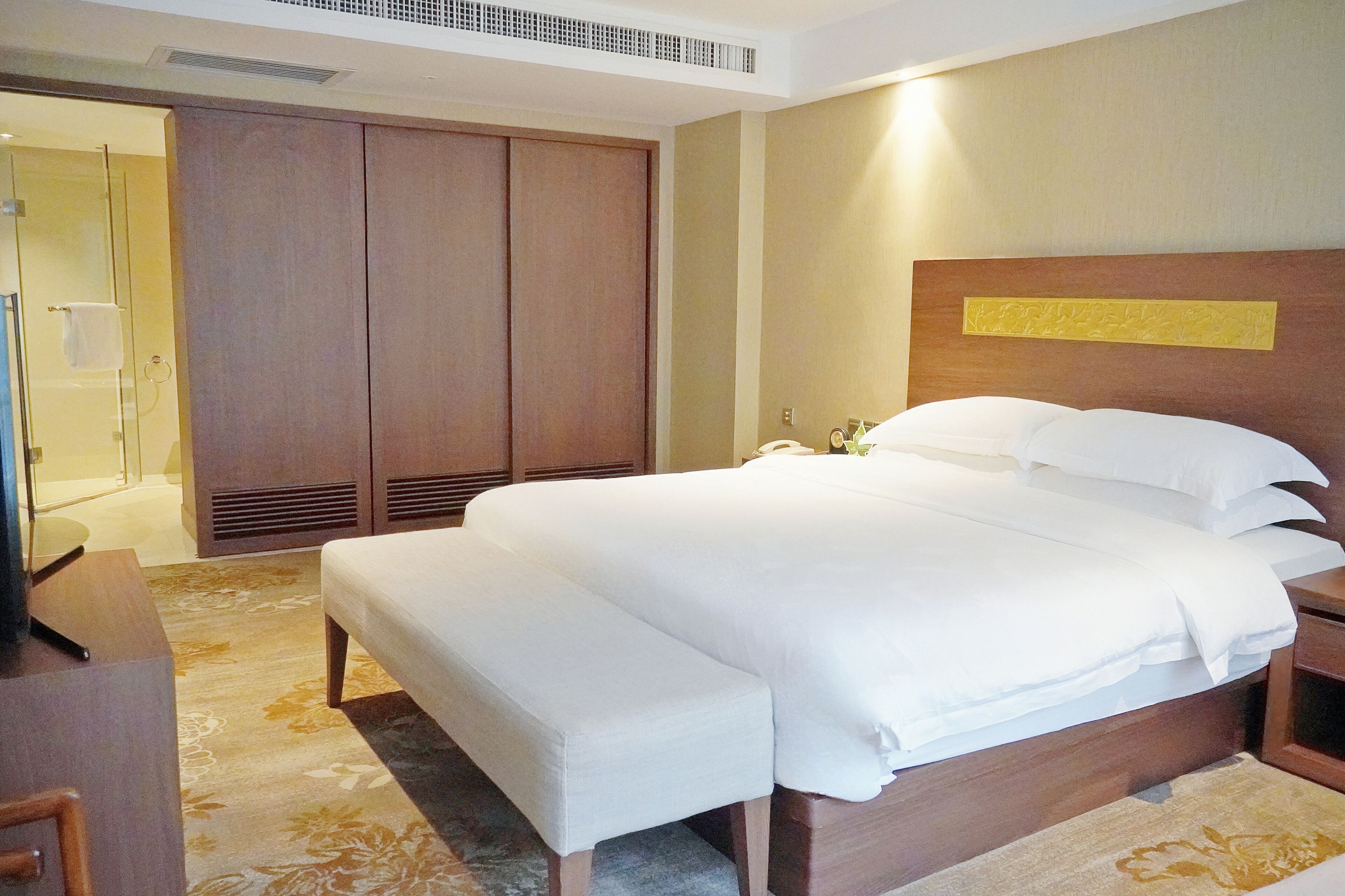 Deluxe Suite (1 King Bed) | In-room safe, blackout drapes, soundproofing, iron/ironing board