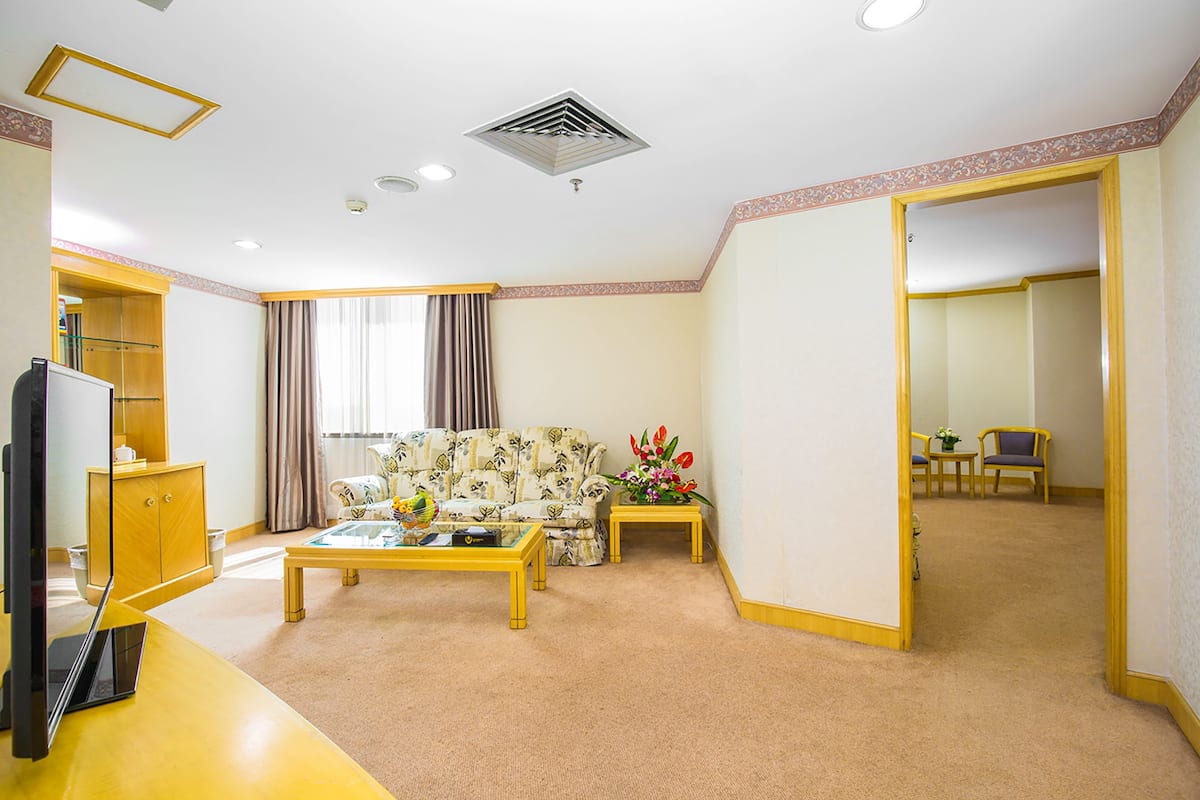 Suite Elite | Seprai premium, selimut bulu angsa, minibar, dan brankas