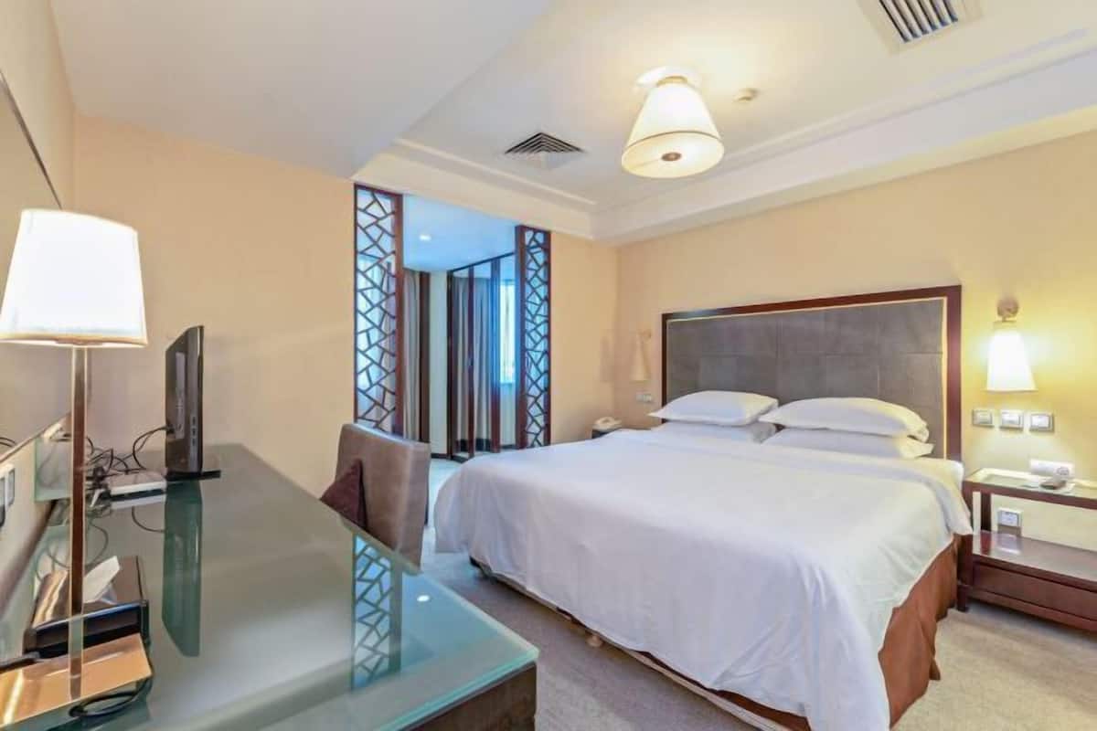 Seprai premium, selimut bulu angsa, minibar, dan brankas
