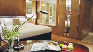 Bộ đồ giường cao cấp, chăn bông, minibar, két bảo mật tại phòng