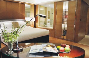 أغطية فراش متميزة وألحفة محشوة بالريش وميني بار وخزنة داخل الغرفة