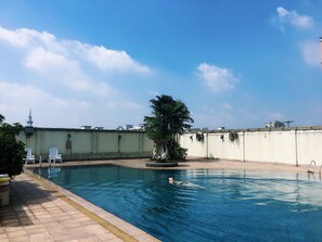 حمام سباحة خارجي