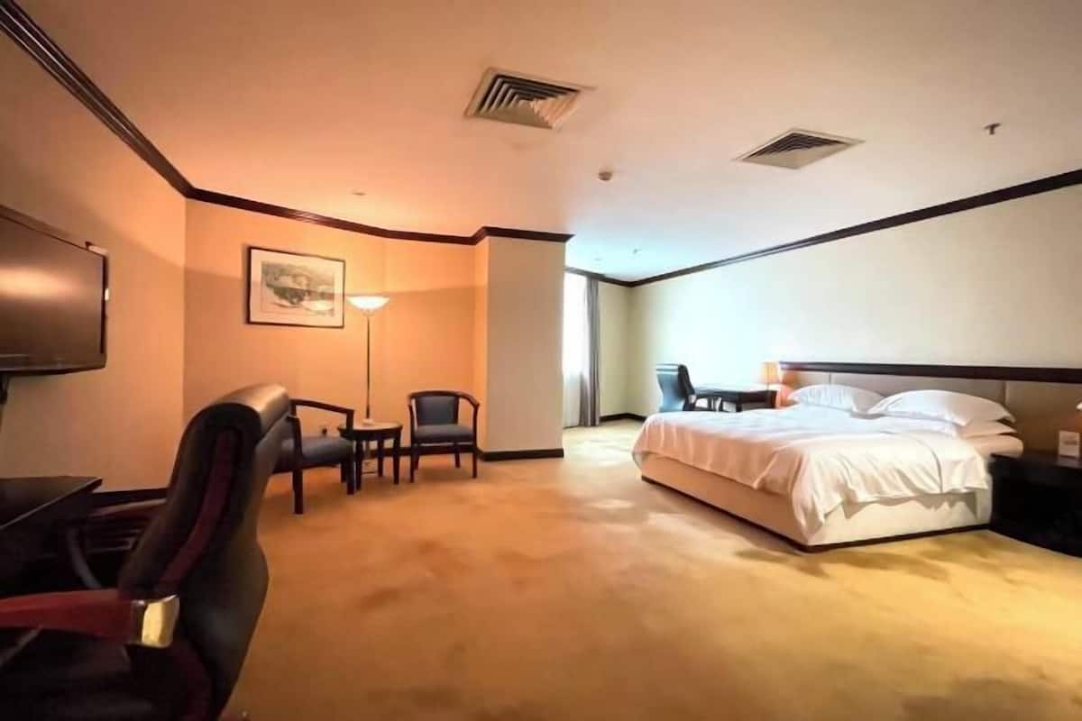 Seprai premium, selimut bulu angsa, minibar, dan brankas