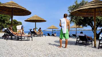 Toallas de playa, ski acuático, vóleibol de playa, bar en la playa