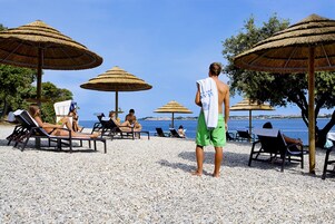 Toallas de playa, ski acuático, vóleibol de playa, bar en la playa