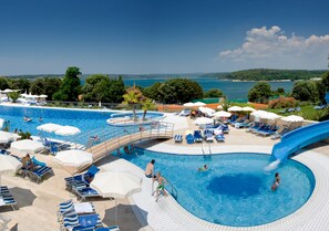 Piscine extérieure, parasols de plage, chaises longues