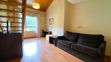 Appartement Duplex (5 Adults) | Bureau, rideaux occultants, chambres insonorisées, Wi-Fi gratuit