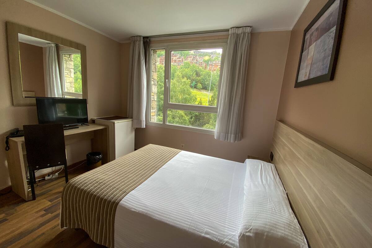 triple room (2 adults + 1 child) | desk, blackout curtains, soundproofing, free wifi