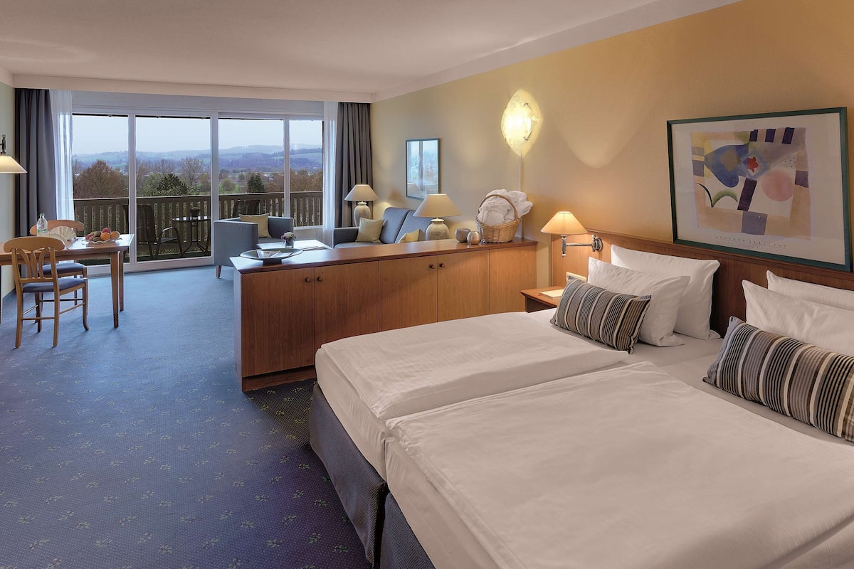 suite, 1 double bed, kitchenette (cozy sitting corner) | room amenity