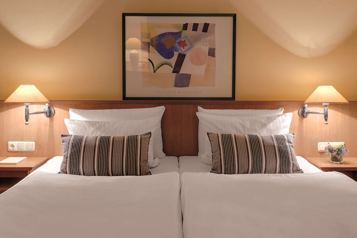 suite, 1 double bed, kitchenette (cozy sitting corner) | room amenity