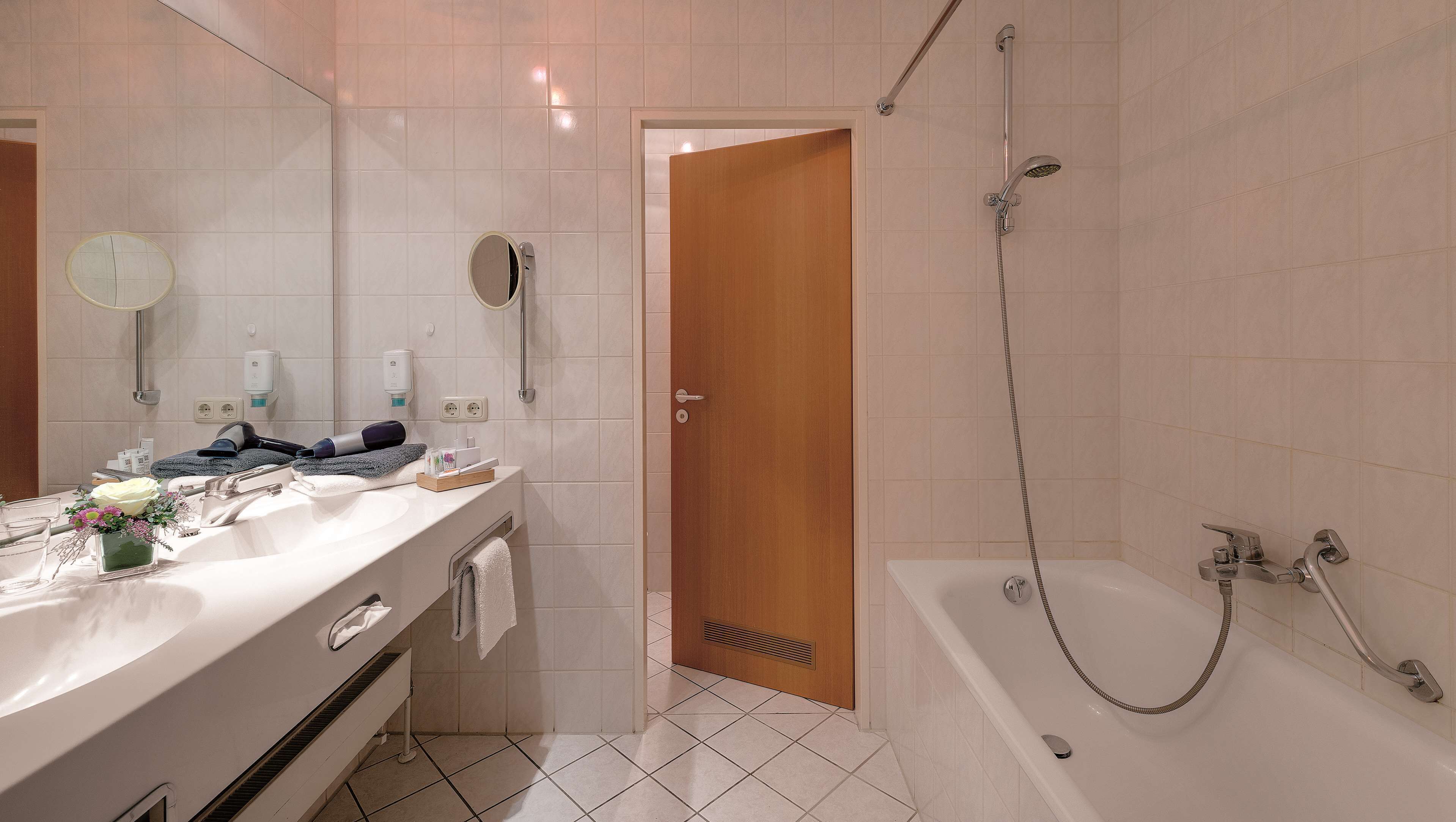 suite, 1 double bed, kitchenette (cozy sitting corner) | bathroom | free toiletries, hair dryer, bathrobes, towels