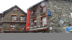 A stone building with a sign for 'Taverna Comapedrosa'. - Hotel Comapedrosa (Arinsal)