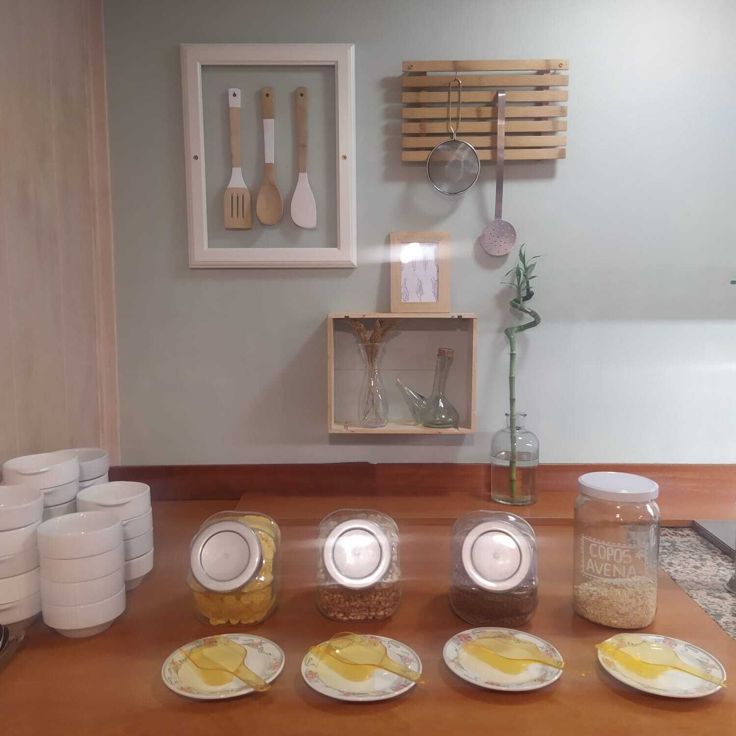 早餐，供應午餐和晚餐