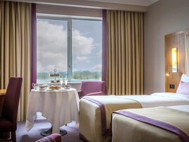 Habitación con 2 camas individuales, accesible para personas con discapacidad | Caja fuerte, escritorio, cortinas opacas y tabla de planchar con plancha