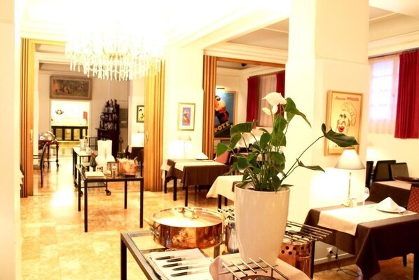 Déjeuner et dîner servis sur place, spécialités Cuisine locale