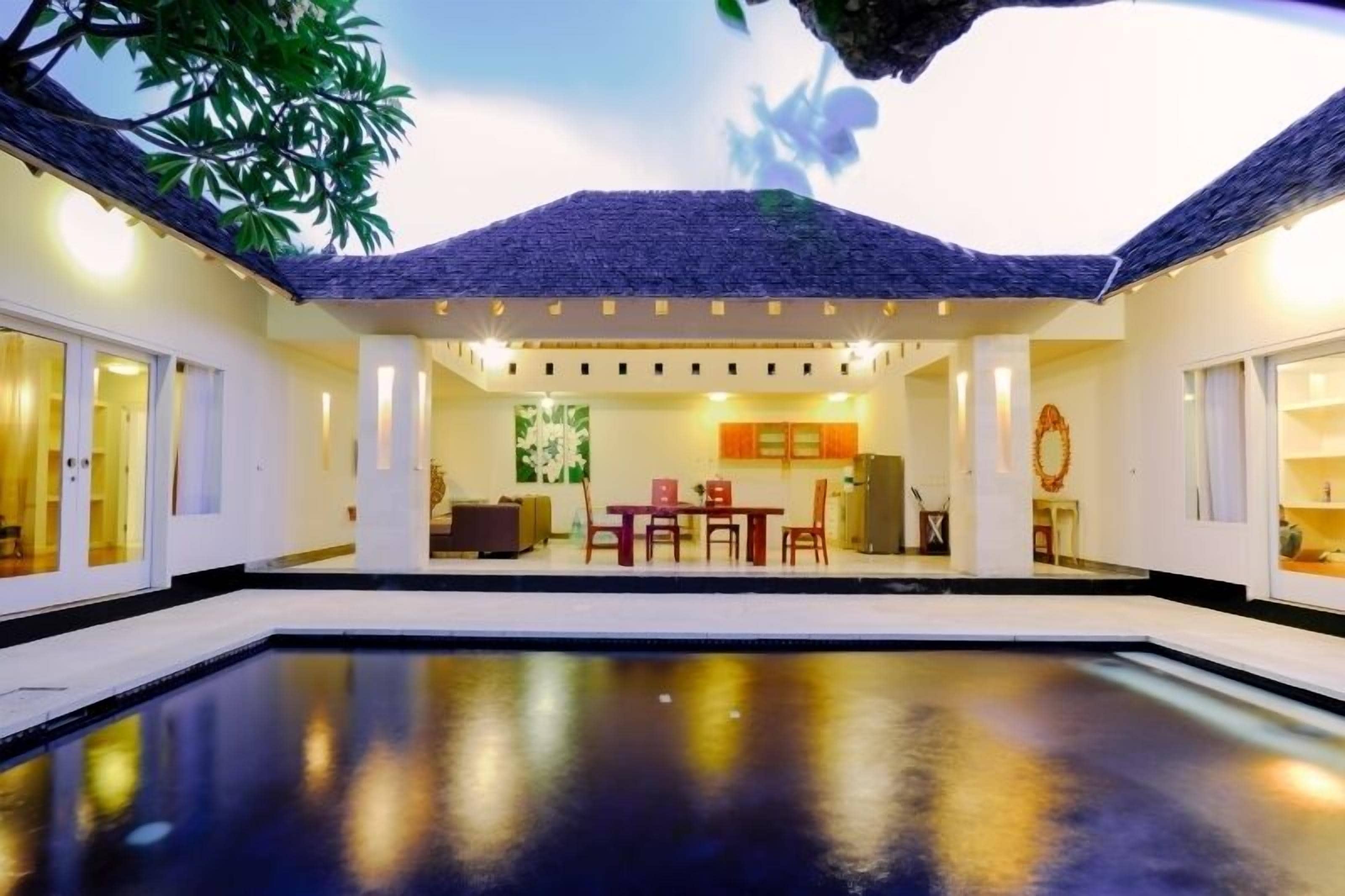 Brankas, meja kerja, tempat tidur lipat/tambahan, dan Wi-Fi gratis