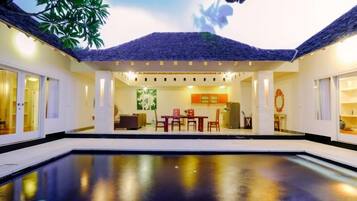 Brankas, meja kerja, tempat tidur lipat/tambahan, dan Wi-Fi gratis