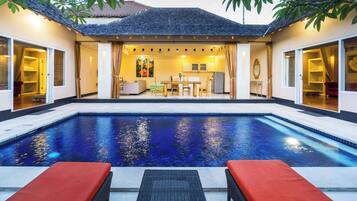 Vista frontal de la propiedad