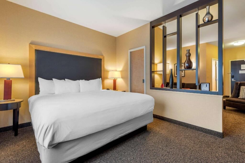 Ropa de cama de alta calidad, camas con pillow-top y escritorio 