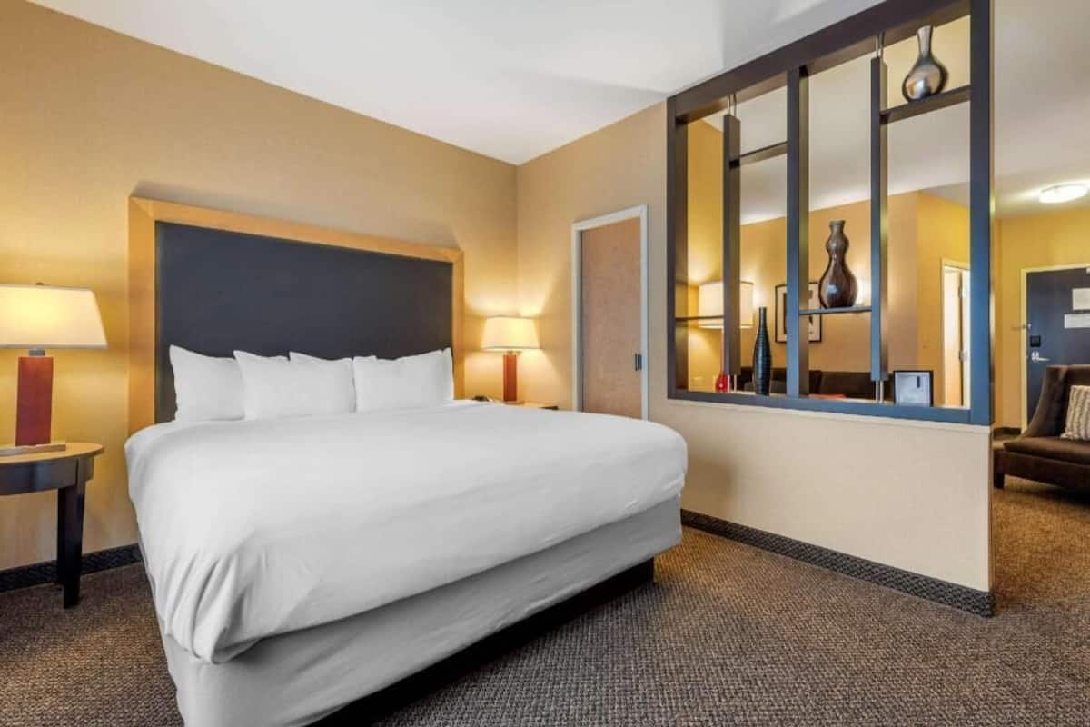 Ropa de cama de alta calidad, camas con pillow-top y escritorio