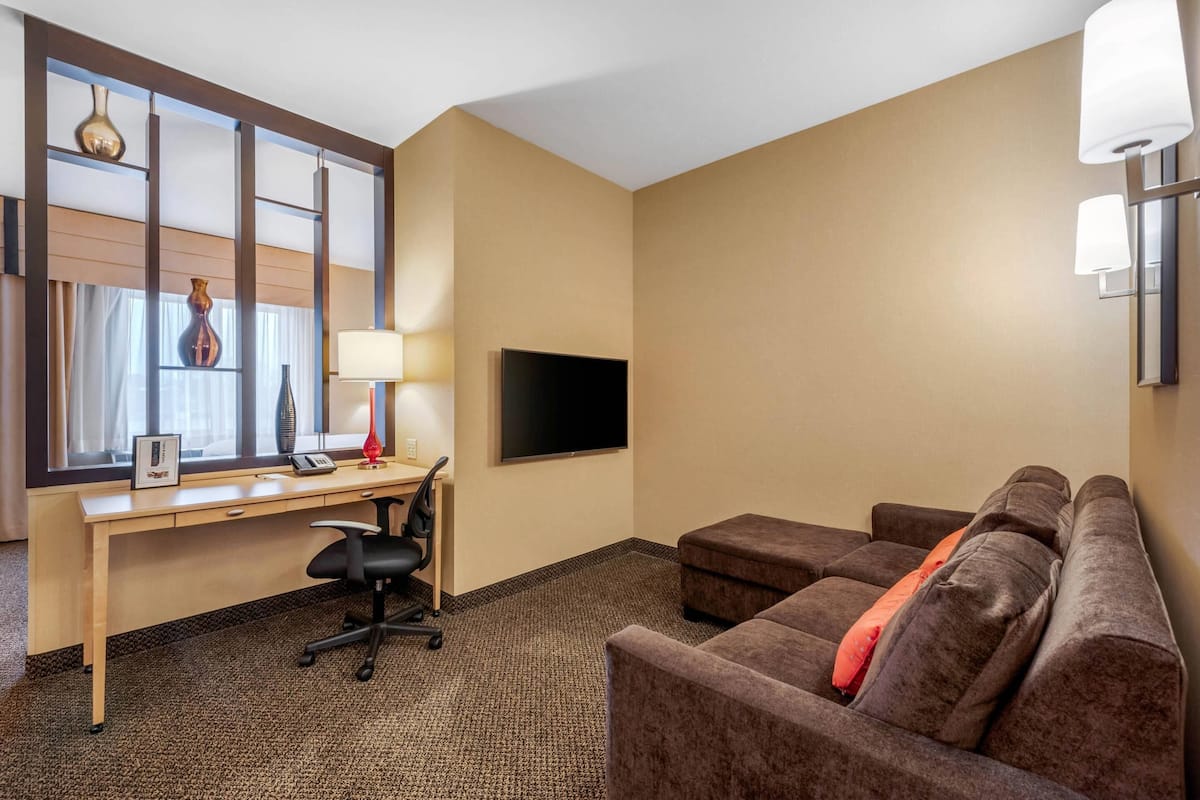 Suite, Bebas Asap Rokok (1 King Bed) | Seprai premium, bantalan ekstra lembut, dan meja kerja
