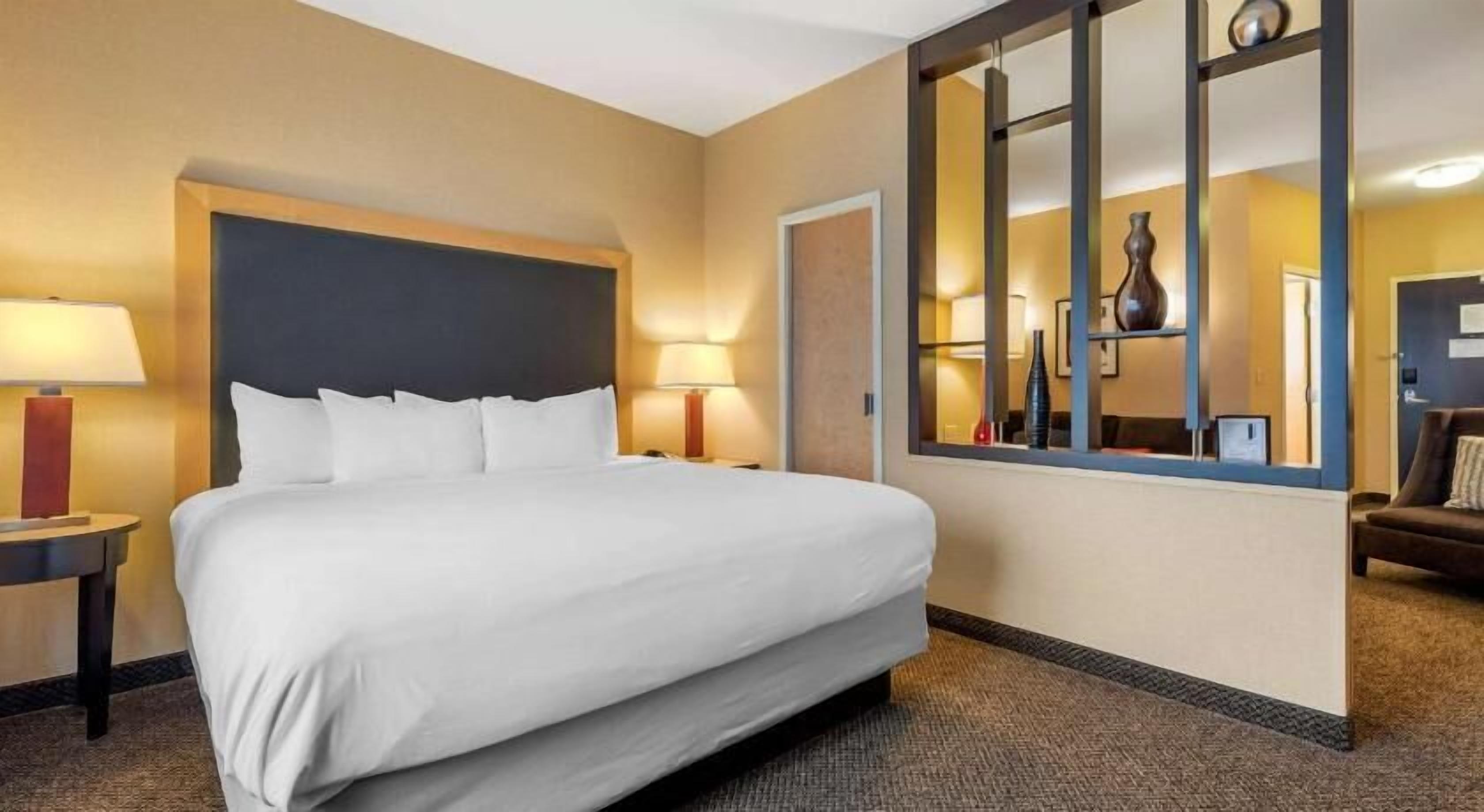 Ropa de cama de alta calidad, camas con pillow-top y escritorio 
