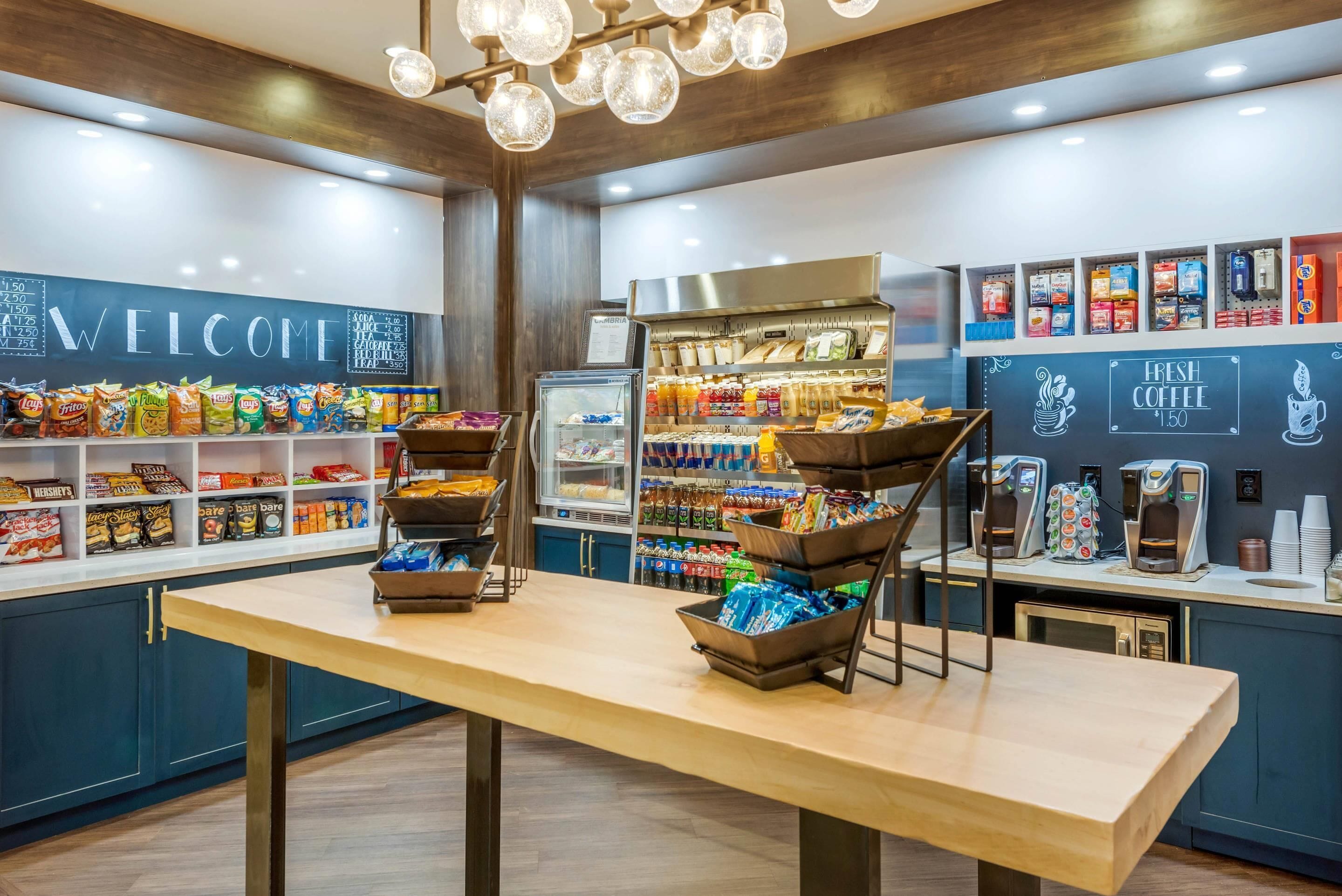 Un bar proposant divers en-cas emballés et un coin café.