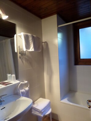 Apartment, 1 Bedroom | Bathroom | Free toiletries, hair dryer, bidet, towels - Wuau! Apartaments Font del Poble (Ransol)