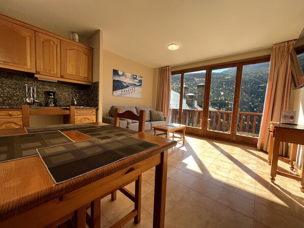 Frigorífico, microondas, placa de cocina y cafetera o tetera