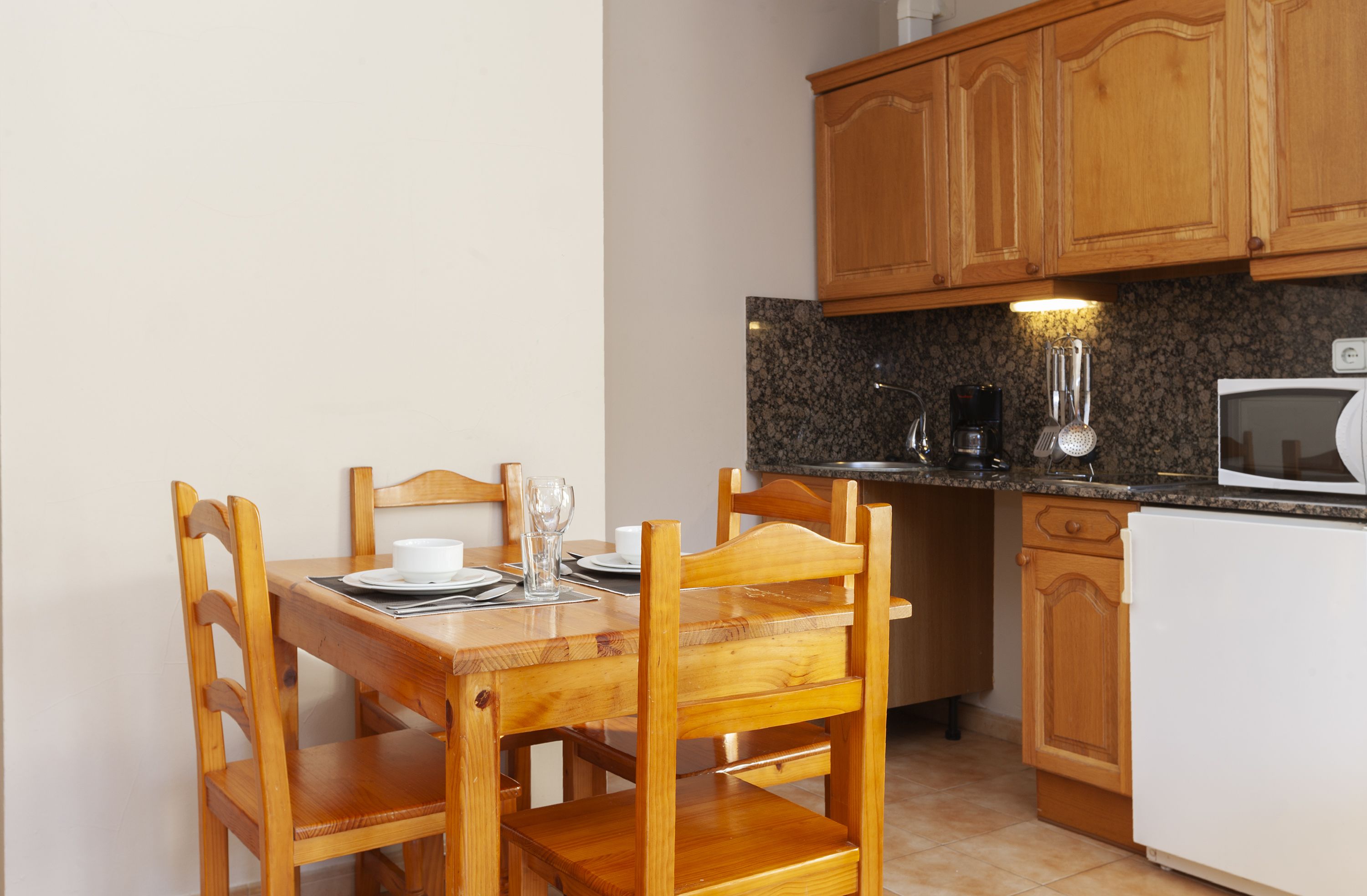 Apartment, 1 Bedroom | Dapur kecil peribadi | Peti sejuk, ketuhar gelombang mikro, dapur, pembancuh kopi/teh 