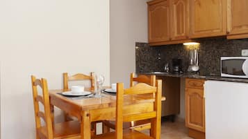 Apartment, 1 Bedroom | Dapur kecil peribadi | Peti sejuk, ketuhar gelombang mikro, dapur, pembancuh kopi/teh
