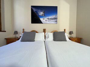 Apartamento, 1 habitación | Caja fuerte, cortinas opacas, tabla de planchar con plancha