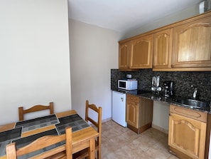 Studio | Private kitchen | Fridge, microwave, stovetop, coffee/tea maker - Wuau! Apartaments Font del Poble (Ransol)