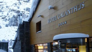 A hotel named Hotel Galanthus with a stone facade and a glass entrance. - Wuau! Hotel Galanthus & Spa (Soldeu)