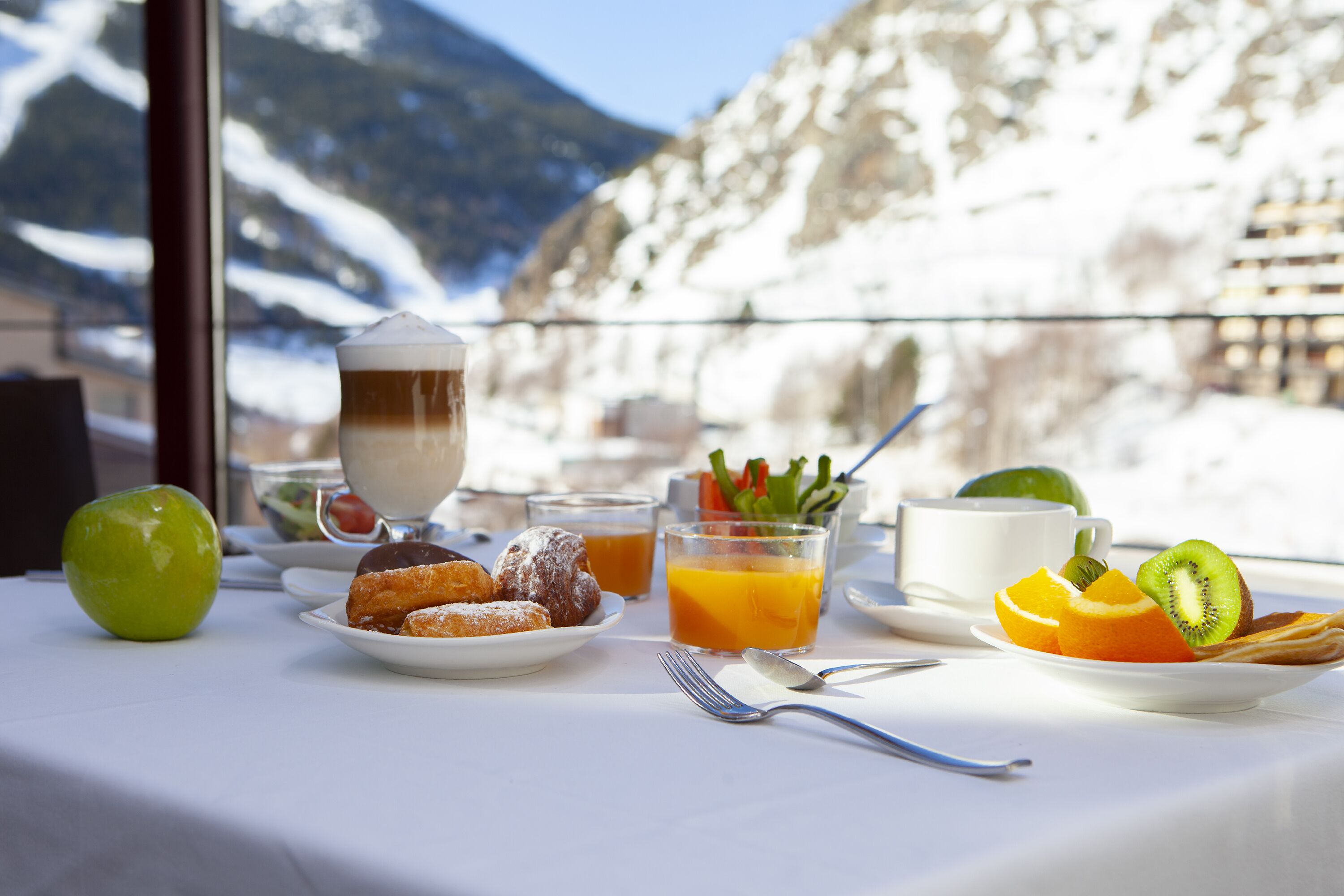 Desayuno buffet diario (EUR 15 por persona)