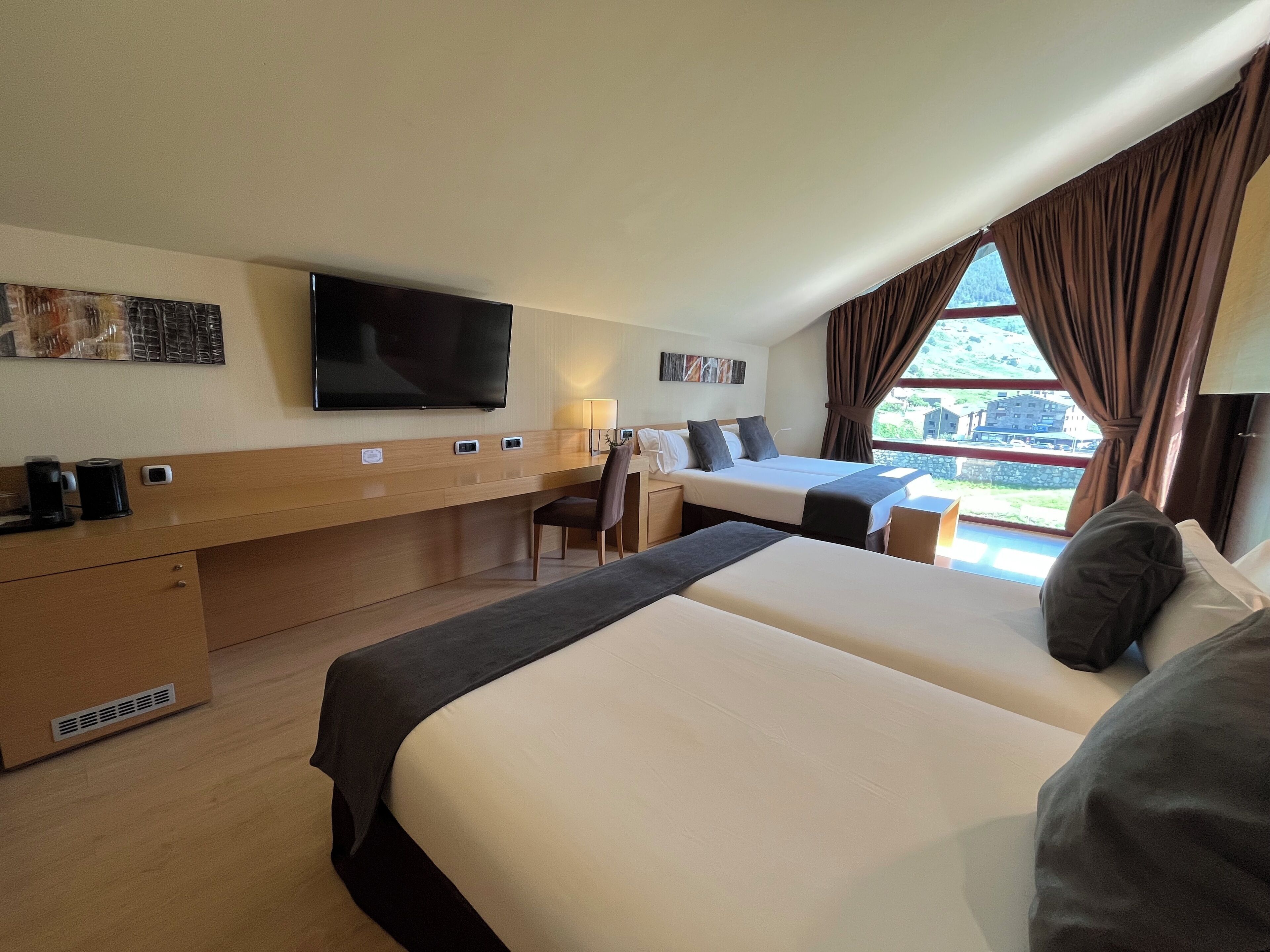 Habitación Deluxe | Minibar, caja fuerte, escritorio y espacio para trabajar con un portátil