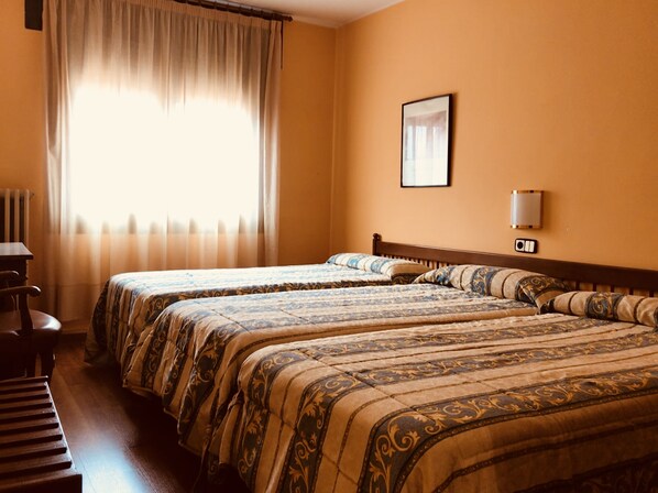 In-room safe, desk, free WiFi - Hotel Refugi dels Isards (Pas de la Casa)