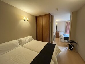 Een kluis op de kamer, een bureau, een laptopwerkplek